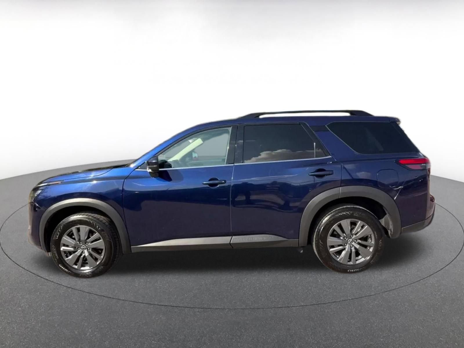 Used 2025 Nissan Pathfinder SV image 9