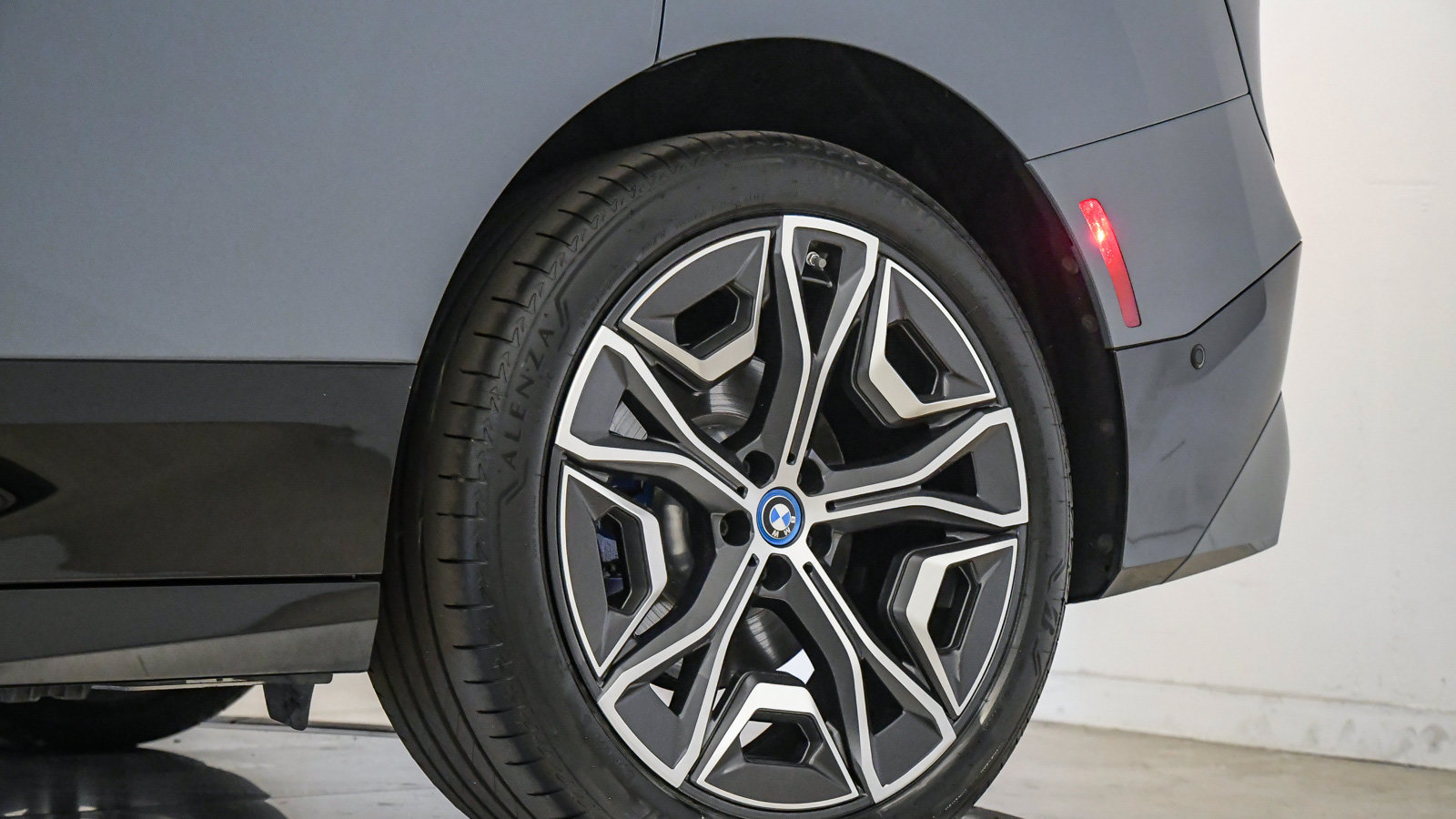Used 2024 BMW iX xDrive50 w/ Sport Package AWD/4WD image 11