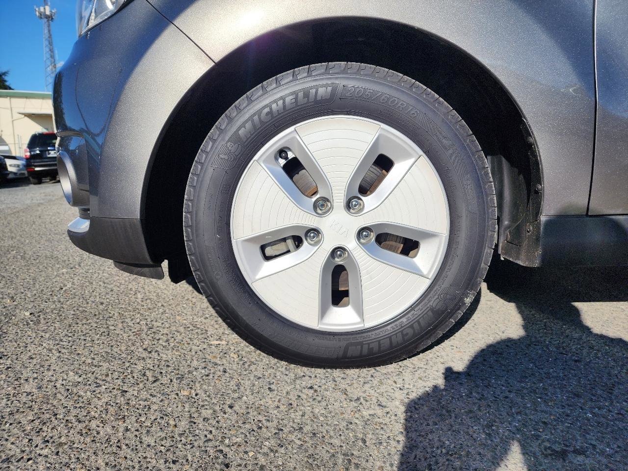 Used 2016 Kia Soul EV FWD image 38