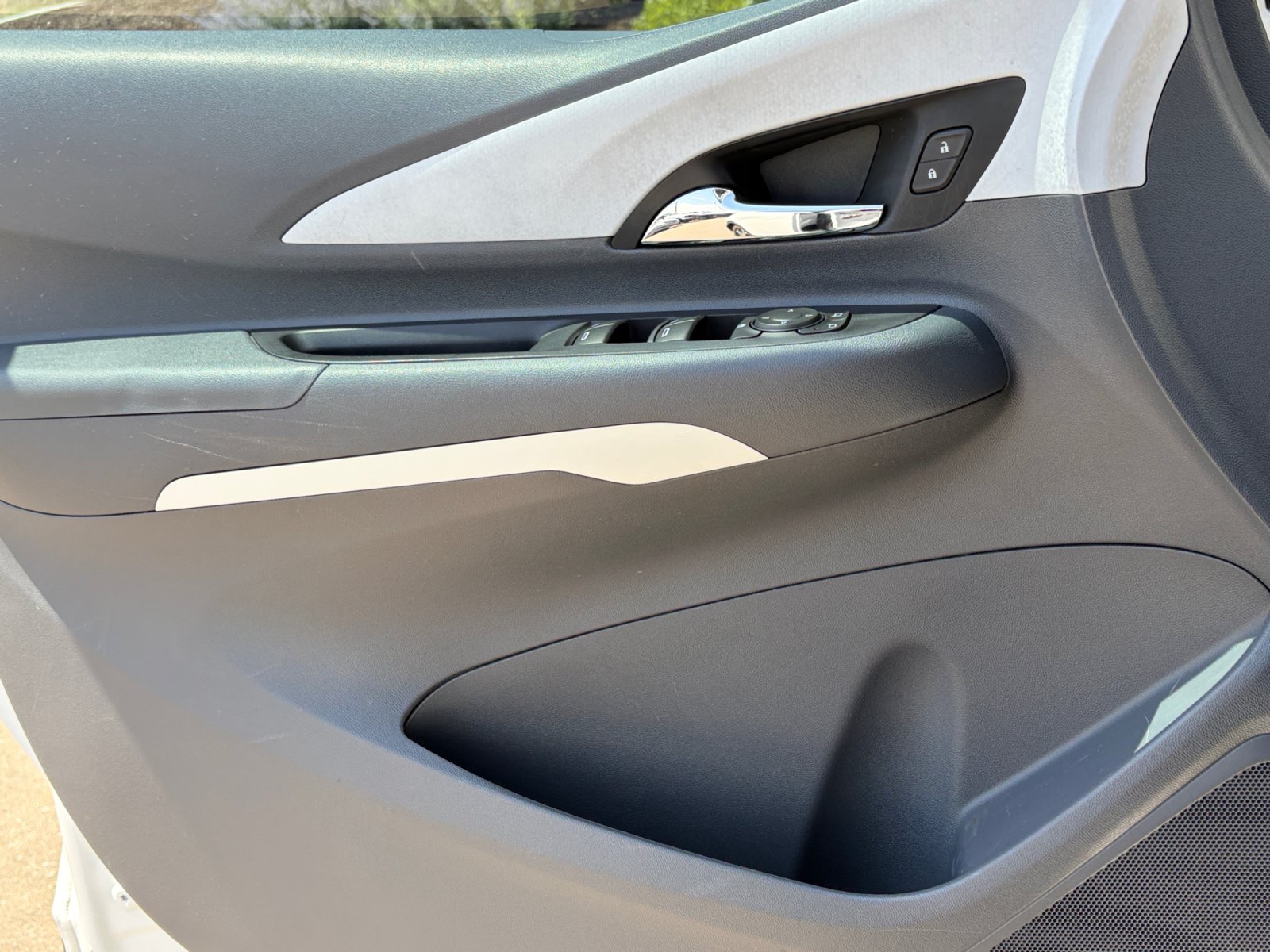 Used 2018 Chevrolet Bolt Premier w/ Infotainment Package FWD image 13