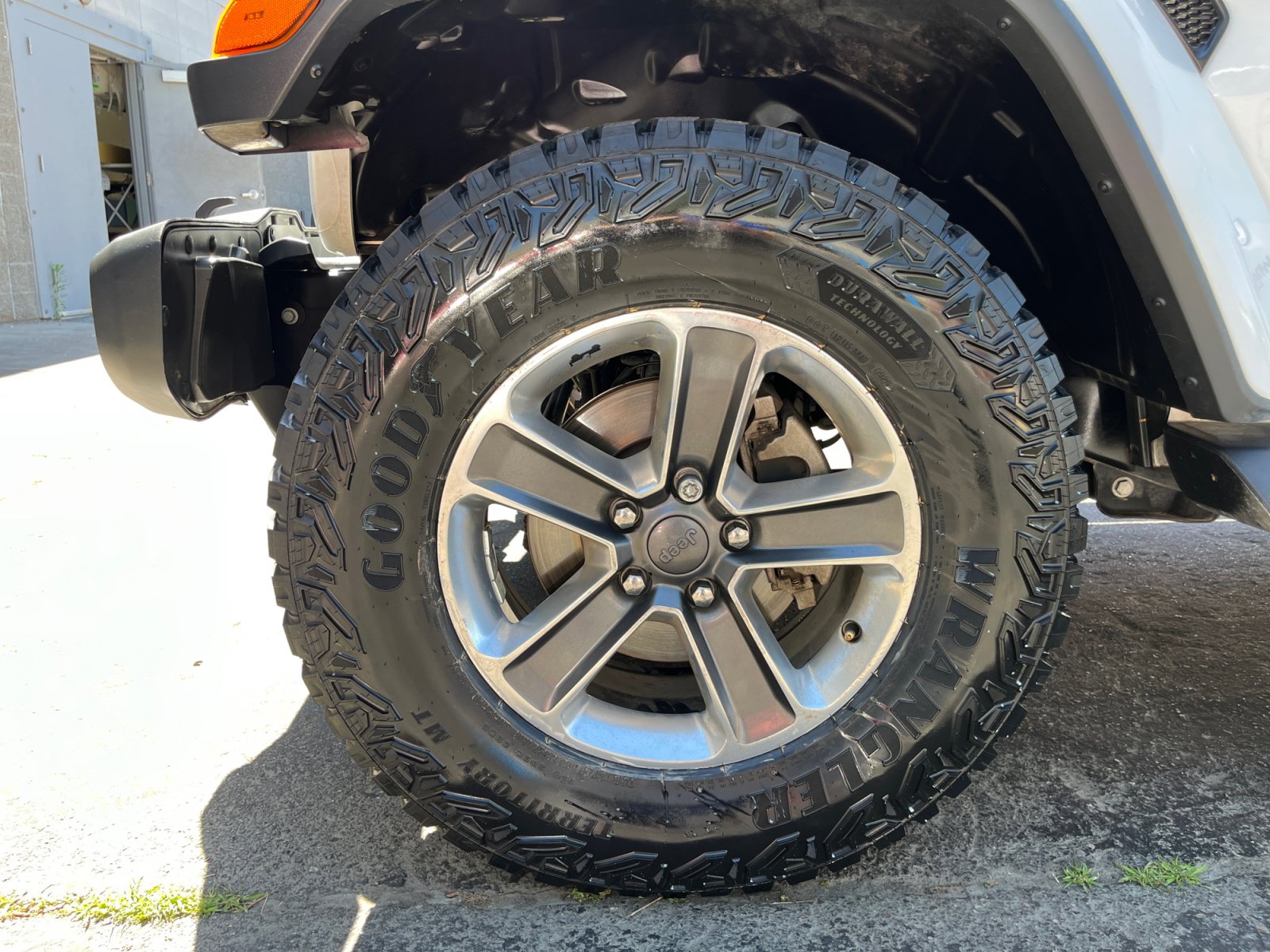 Used 2018 Jeep Wrangler Unlimited Sahara AWD/4WD image 10
