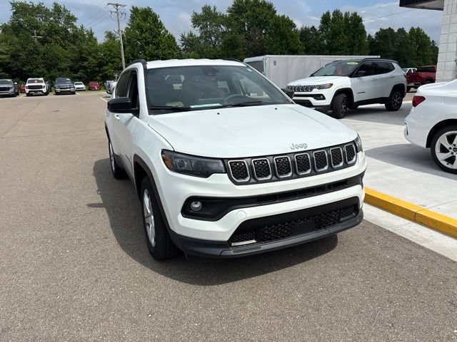 Used 2023 Jeep Compass Latitude w/ Convenience Group AWD/4WD image 4