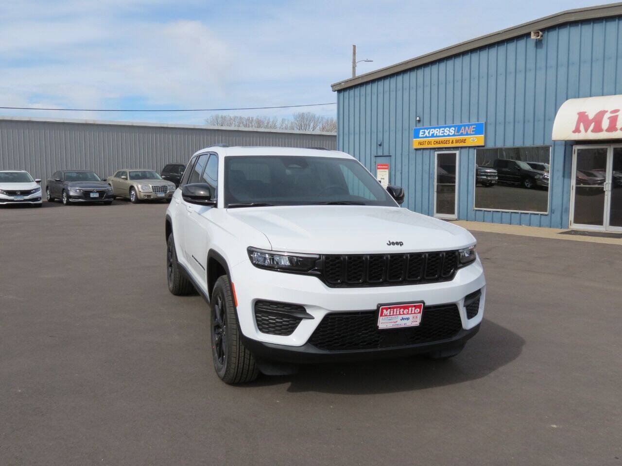 Used 2025 Jeep Grand Cherokee Altitude AWD/4WD image 3