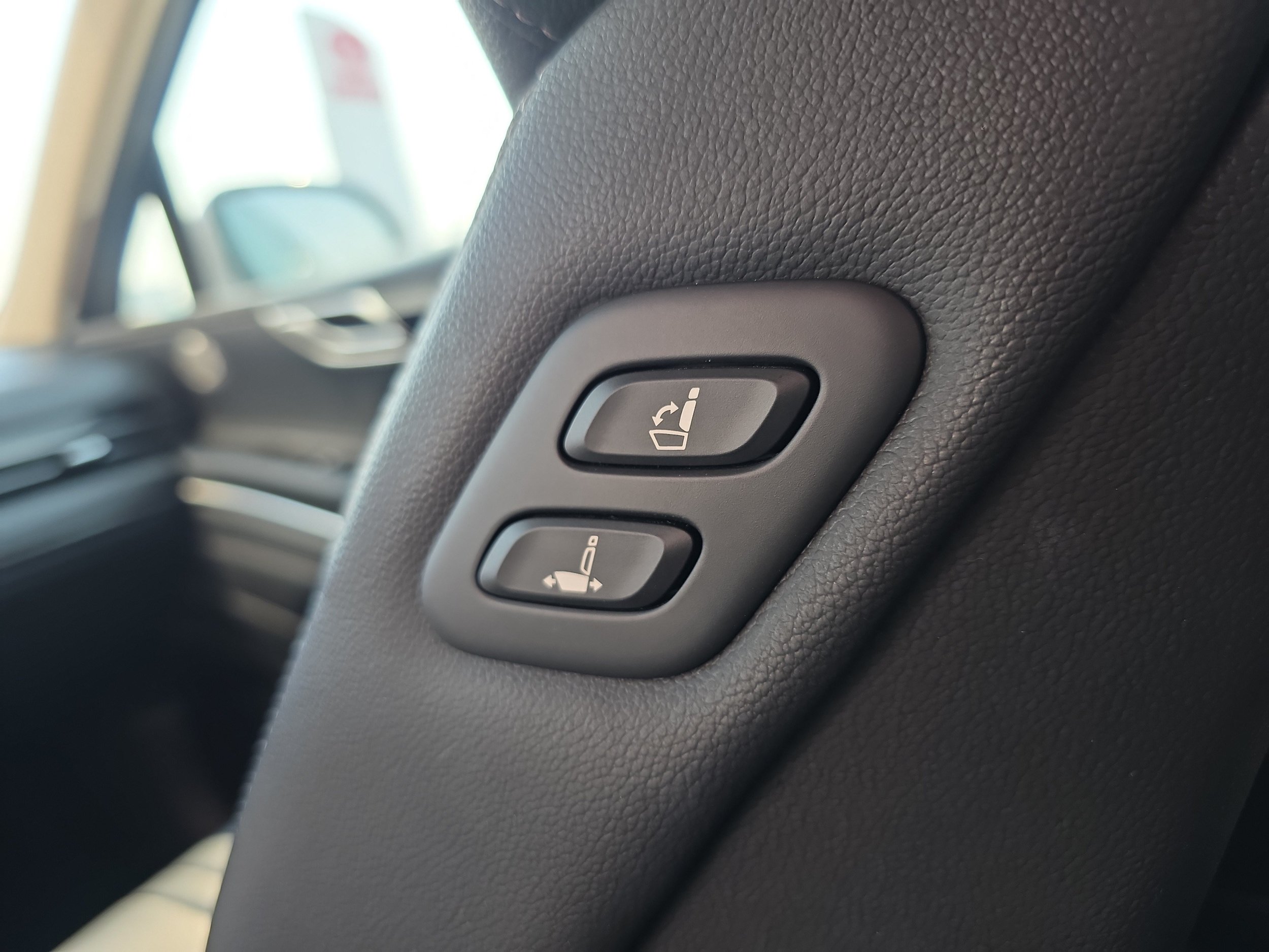 Used 2025 Genesis GV80 2.5T Standard AWD/4WD image 15