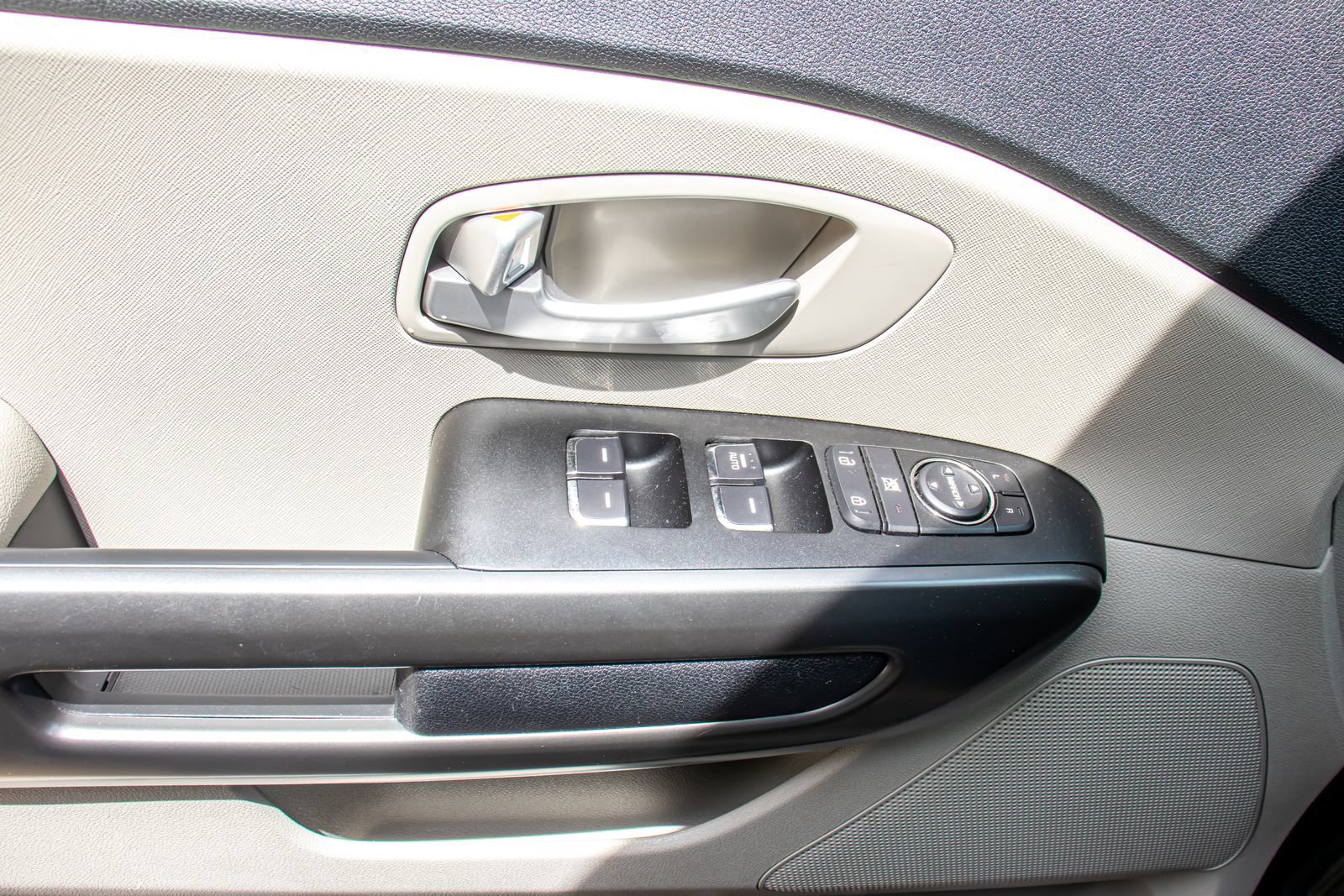 Used 2021 Kia Sedona LX FWD image 23