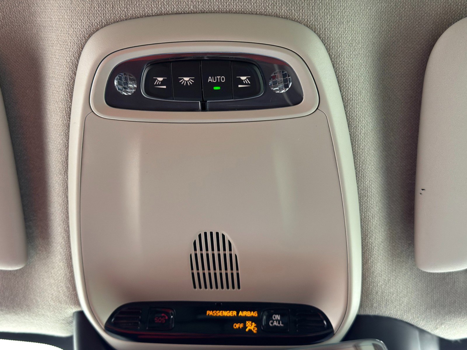 Used 2022 Volvo XC40 T5 Momentum w/ Premium Package image 33