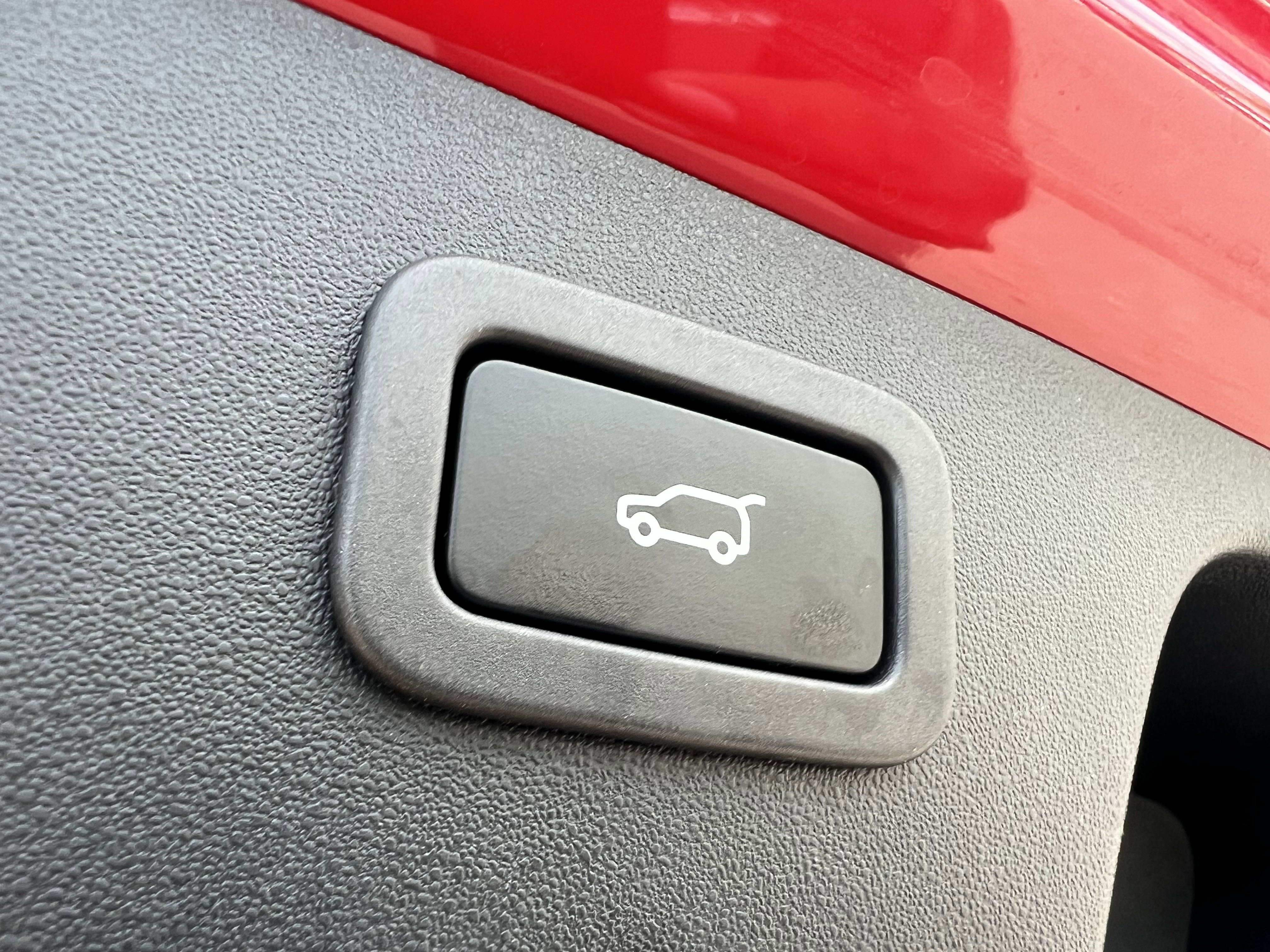 Certified 2022 Jaguar E-PACE SE image 38