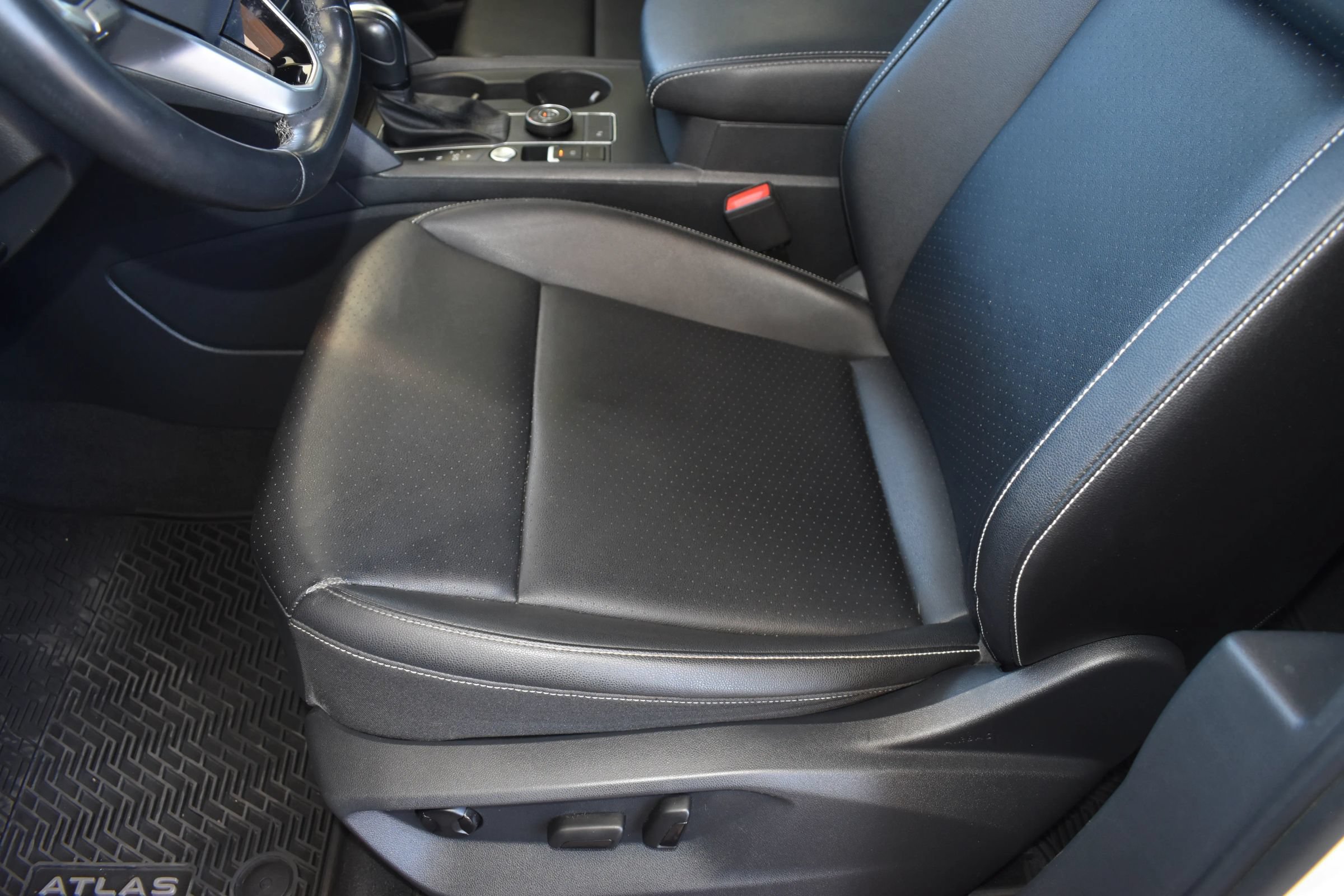 Used 2020 Volkswagen Atlas Cross Sport SE w/ Panoramic Sunroof Package AWD/4WD image 13