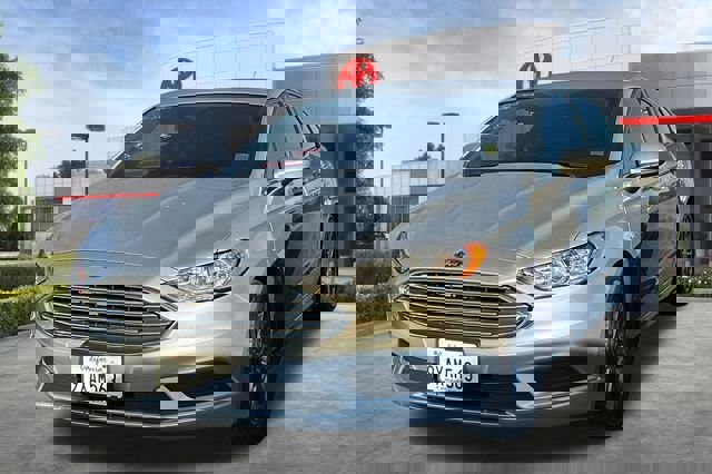 Used 2017 Ford Fusion SE w/ Fusion SE Technology Package image 2