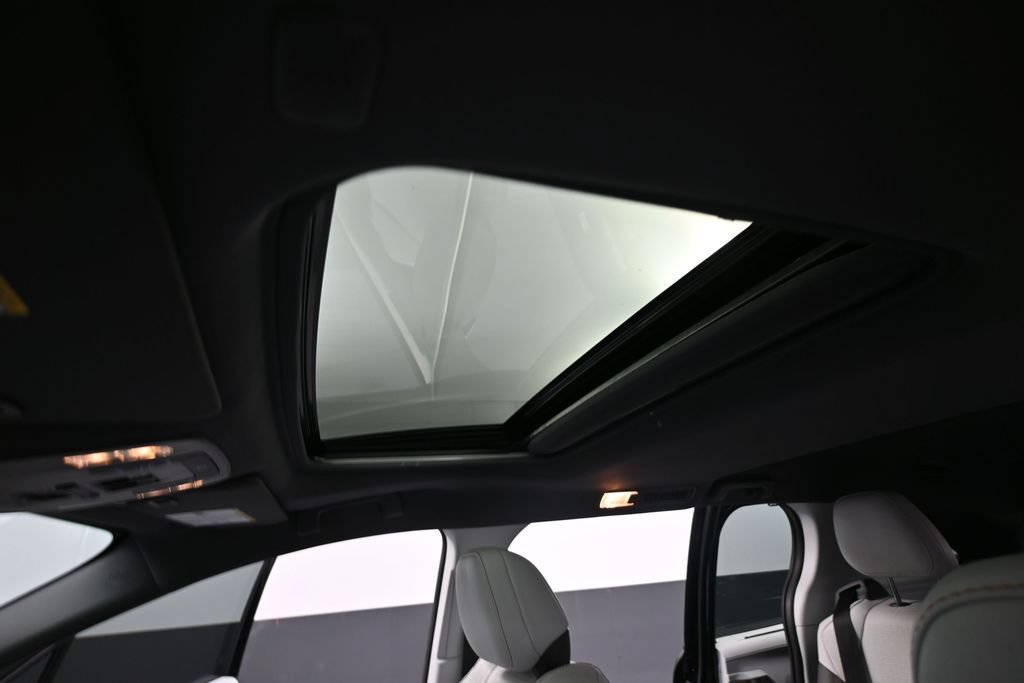 Used 2021 Toyota Sienna XSE FWD image 18