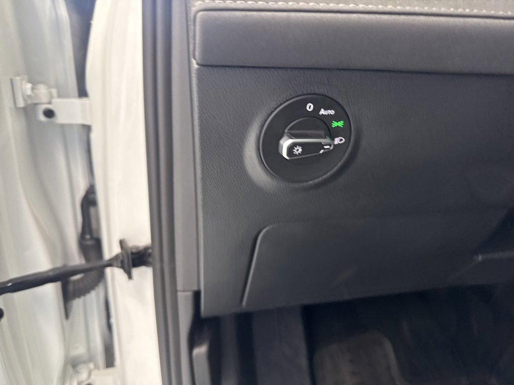 Certified 2025 Volkswagen Taos SE image 13