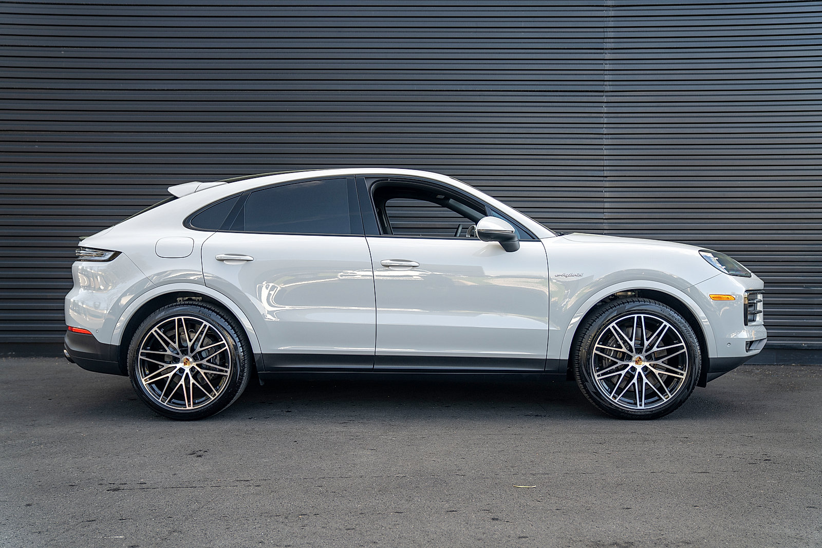 Certified 2025 Porsche Cayenne E-Hybrid Coupe AWD/4WD image 28