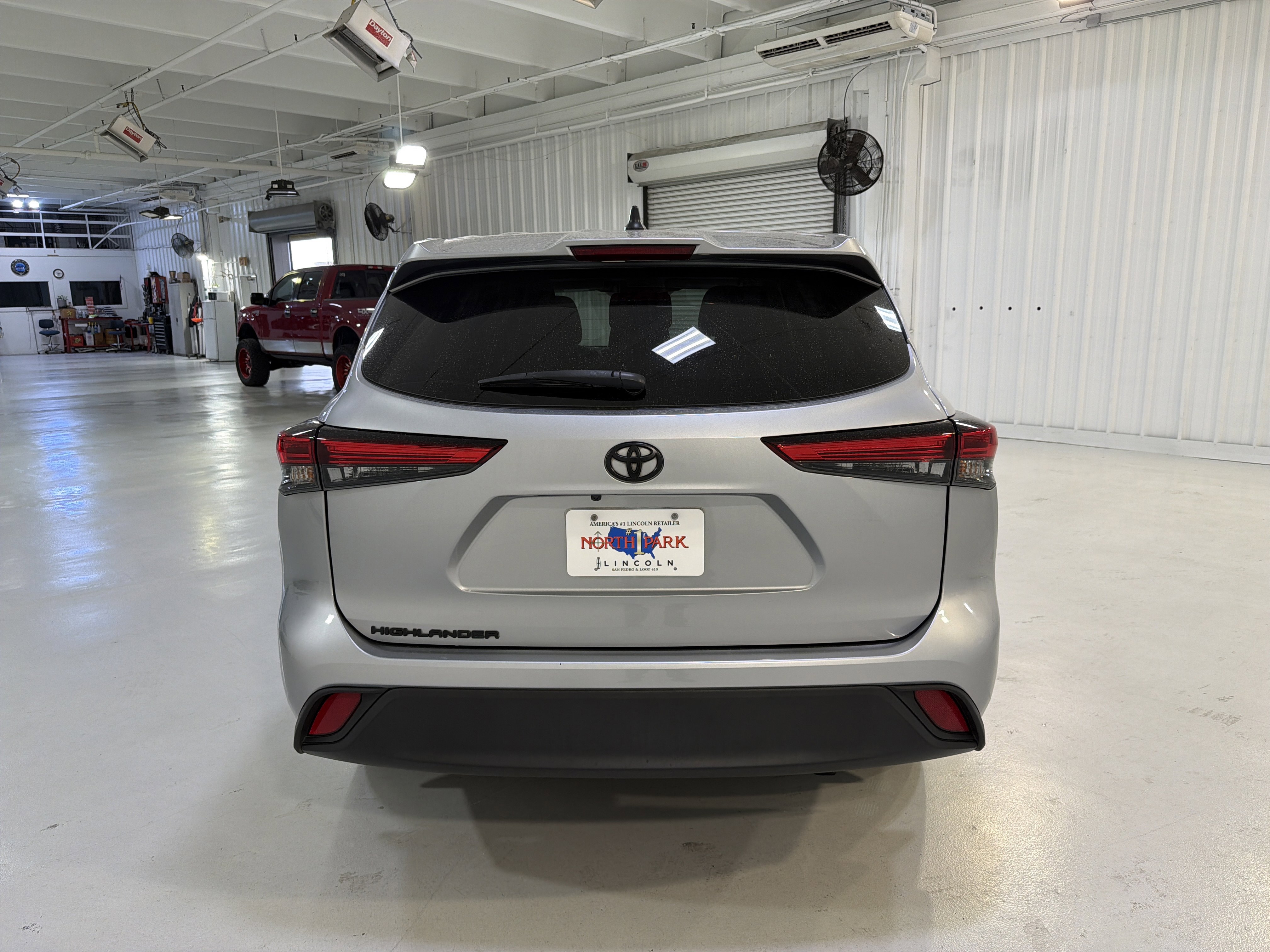 Used 2022 Toyota Highlander L FWD image 4