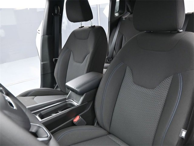 Used 2025 Jeep Compass Sport image 24