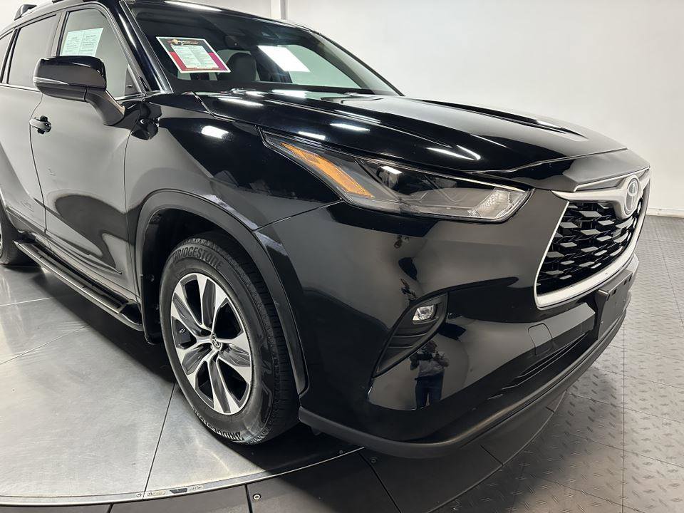Certified 2022 Toyota Highlander XLE image 3
