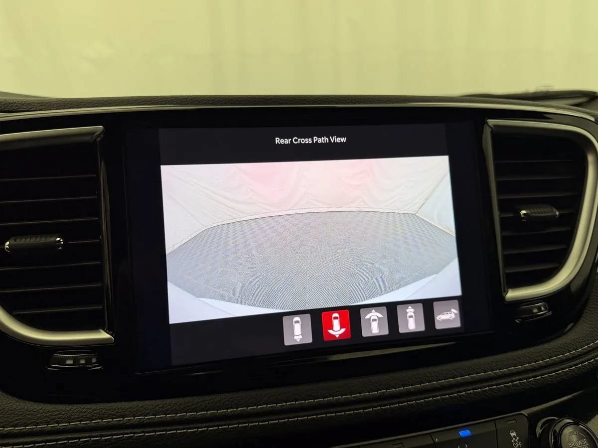 Used 2021 Chrysler Pacifica Limited w/ Uconnect Theater Family Group FWD image 22