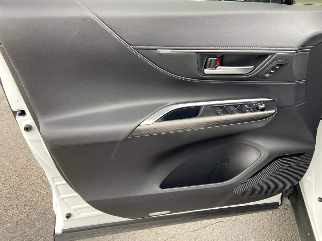 Used 2023 Toyota Venza Nightshade image 12