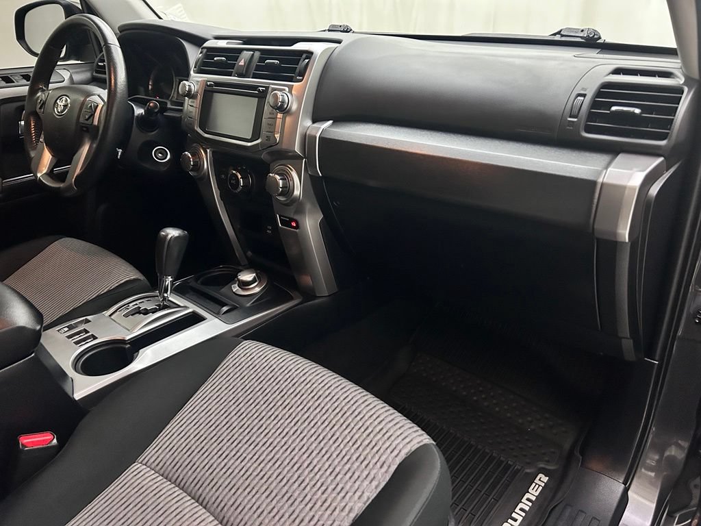 Used 2018 Toyota 4Runner SR5 AWD/4WD image 18