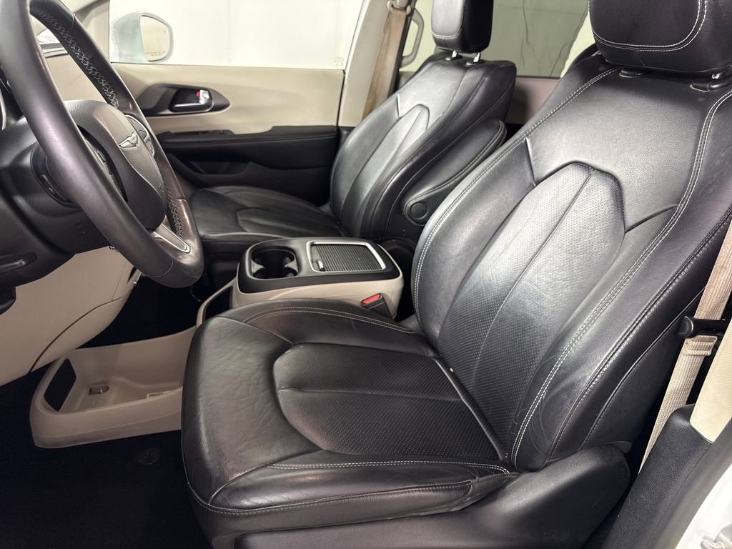 Used 2022 Chrysler Pacifica Touring-L FWD image 11