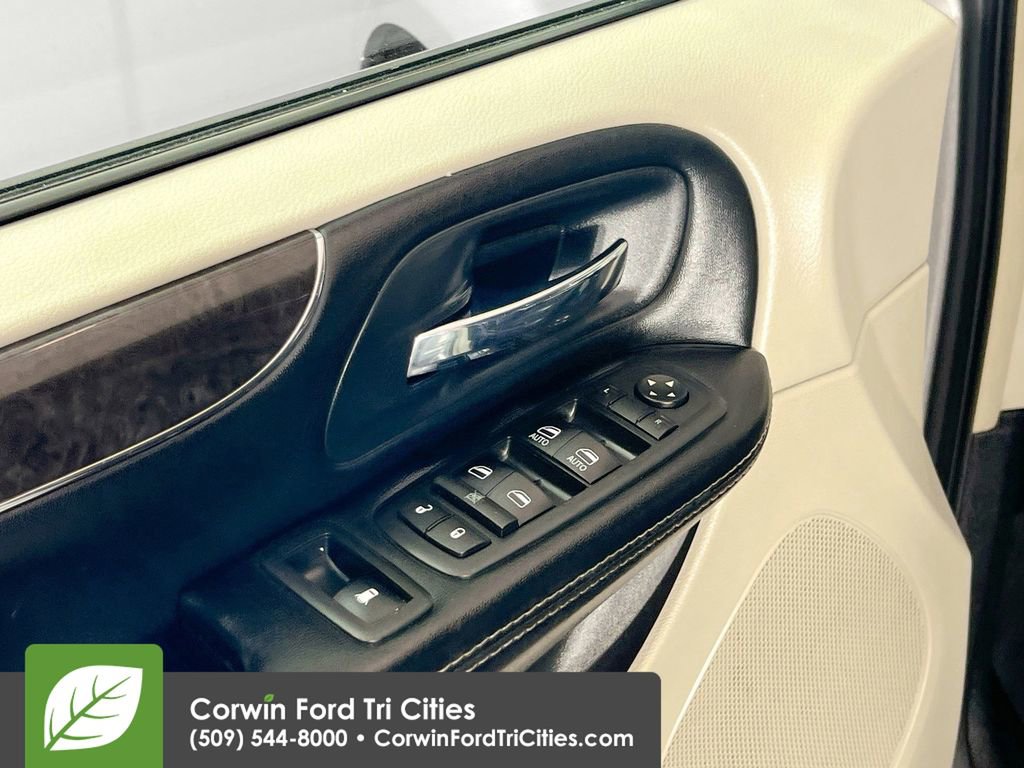 Used 2016 Chrysler Town & Country Touring w/ Driver Convenience Group image 12
