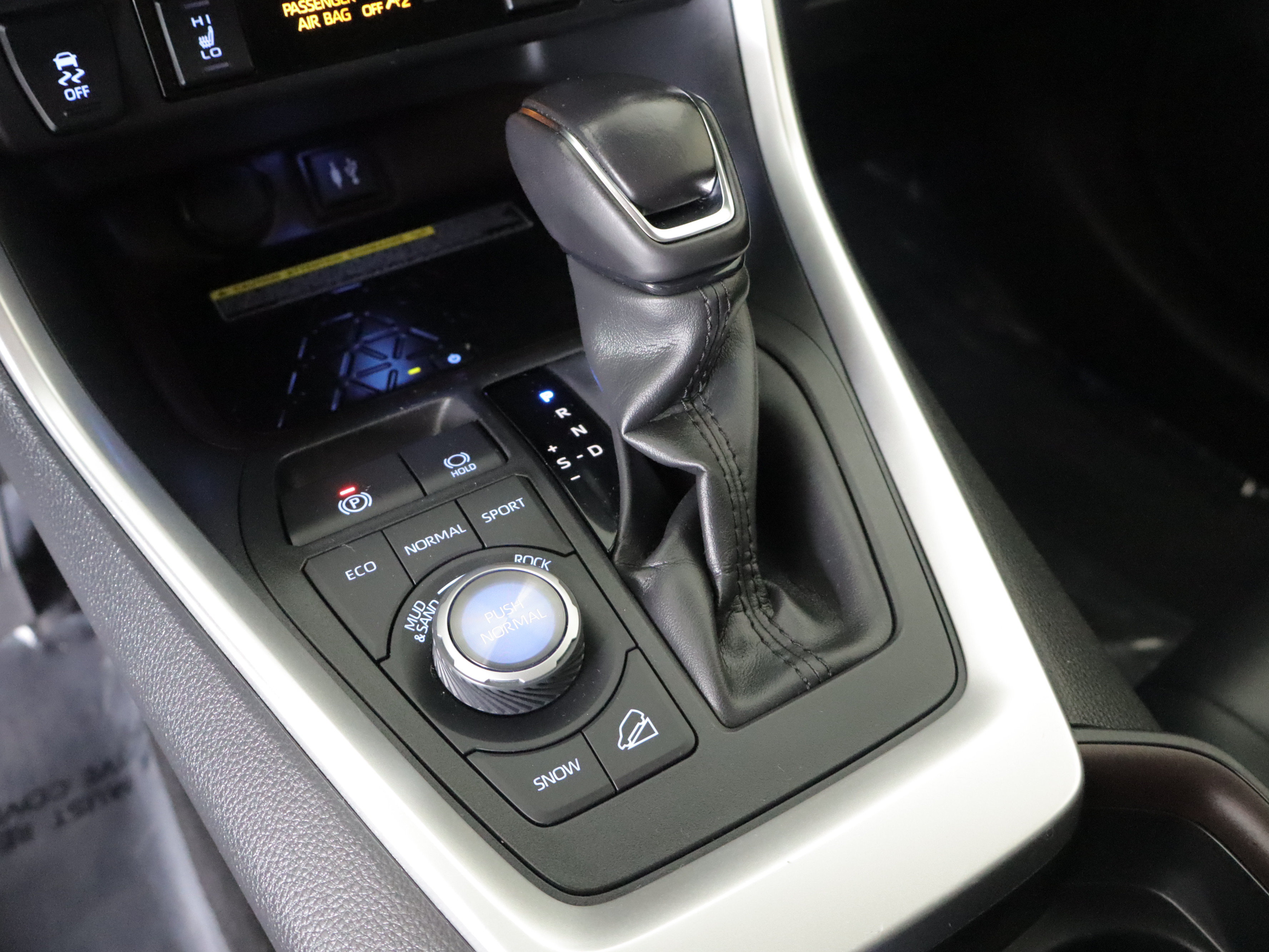 Used 2019 Toyota RAV4 Limited w/ Advanced Technology Package AWD/4WD image 18