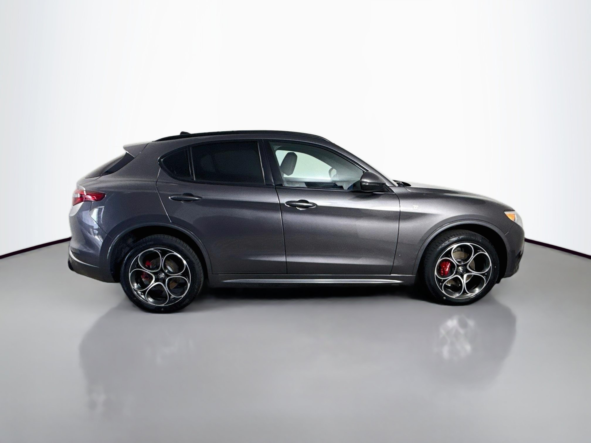Used 2023 Alfa Romeo Stelvio Ti AWD/4WD image 11