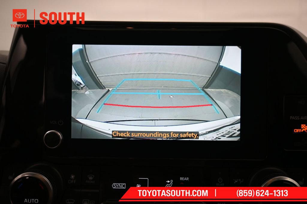 Used 2023 Toyota Highlander XLE AWD/4WD image 18