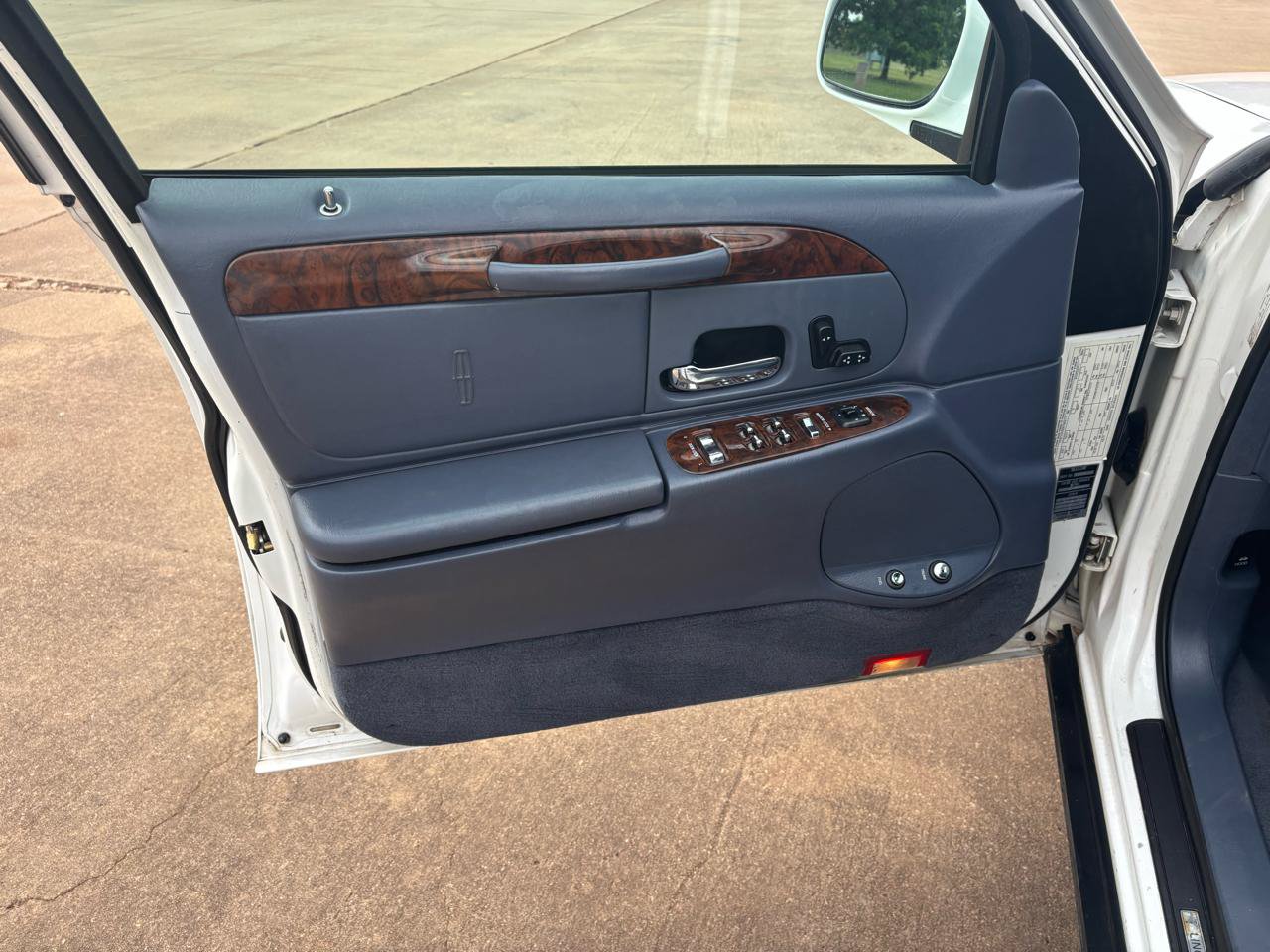 Used 1999 Lincoln Town Car Executive RWD image 14