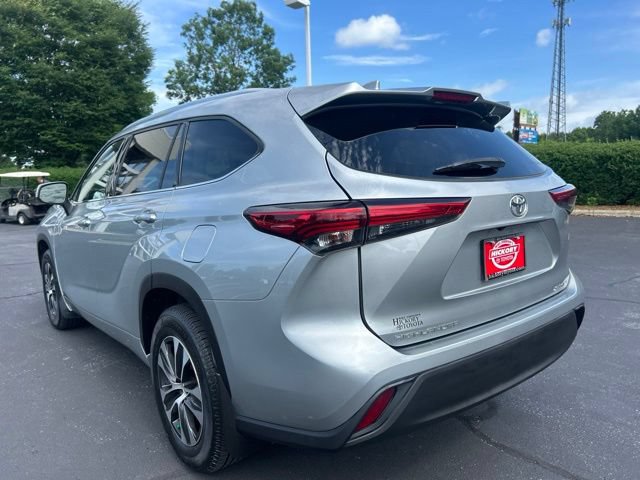 Used 2021 Toyota Highlander XLE AWD/4WD image 11