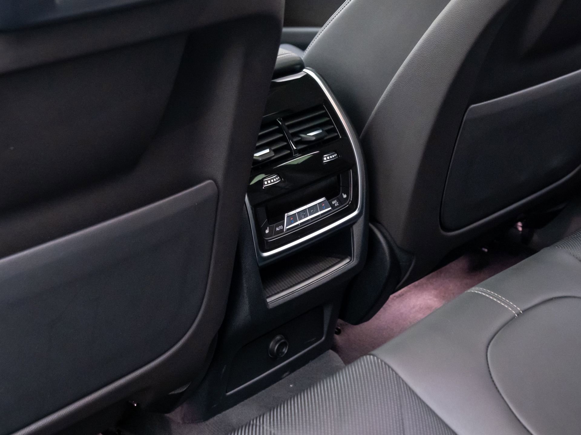 Used 2023 BMW X6 xDrive40i w/ Climate Comfort Package image 18