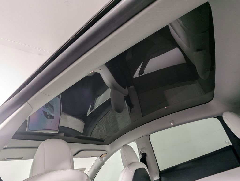 Used 2022 Tesla Model Y Long Range image 17