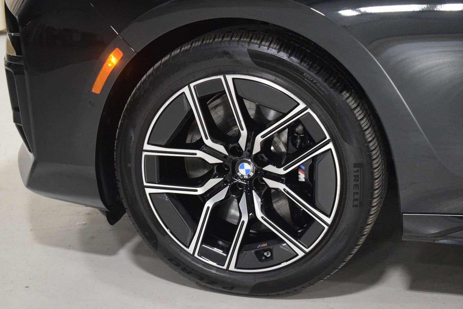 Used 2025 BMW 740i xDrive image 5