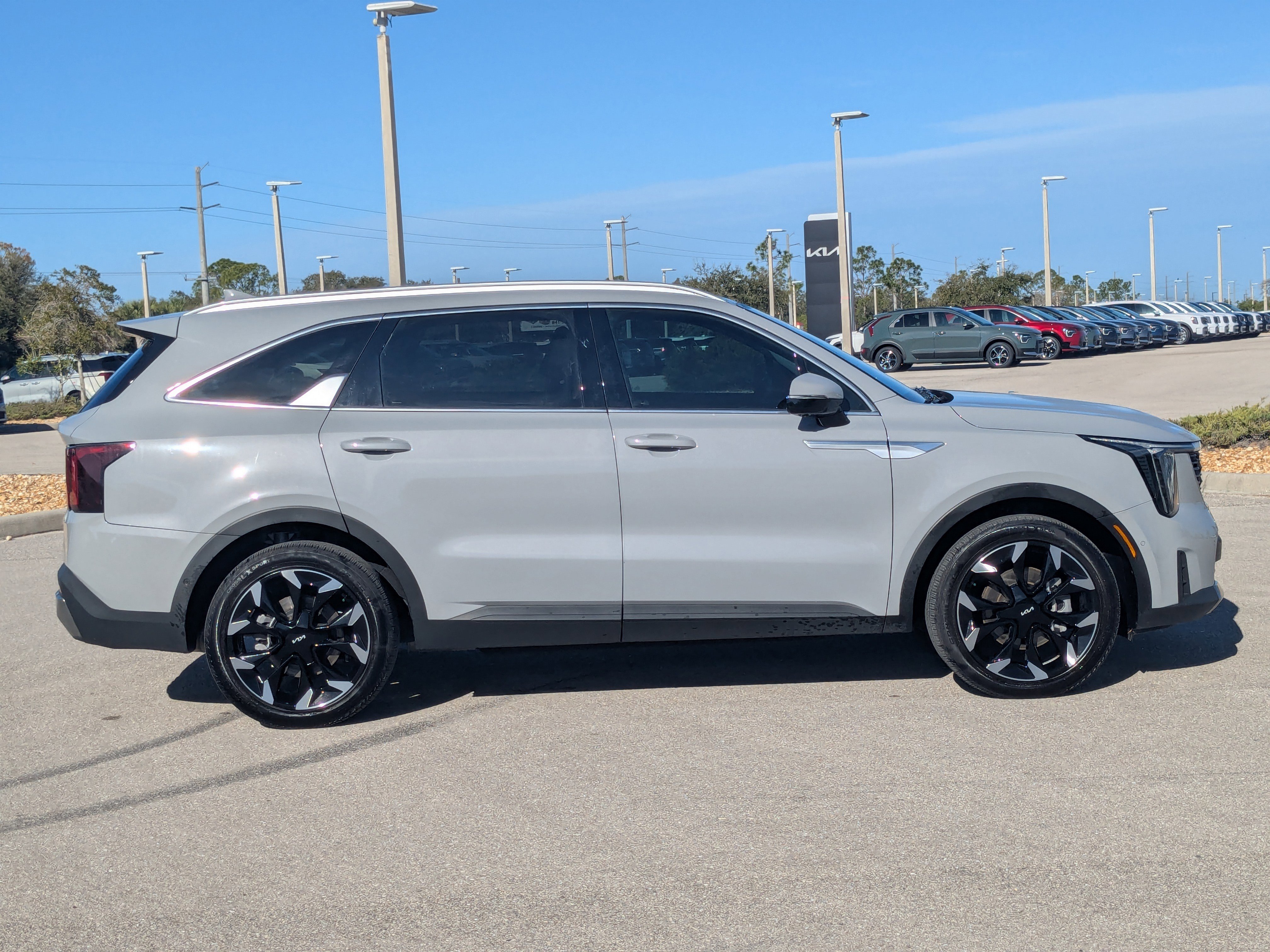 Used 2025 Kia Sorento SX image 4
