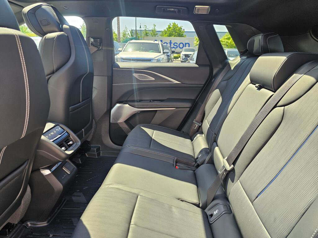 New 2026 Cadillac Lyriq Signature Sport w/ LPO, ONYX Package AWD/4WD image 20