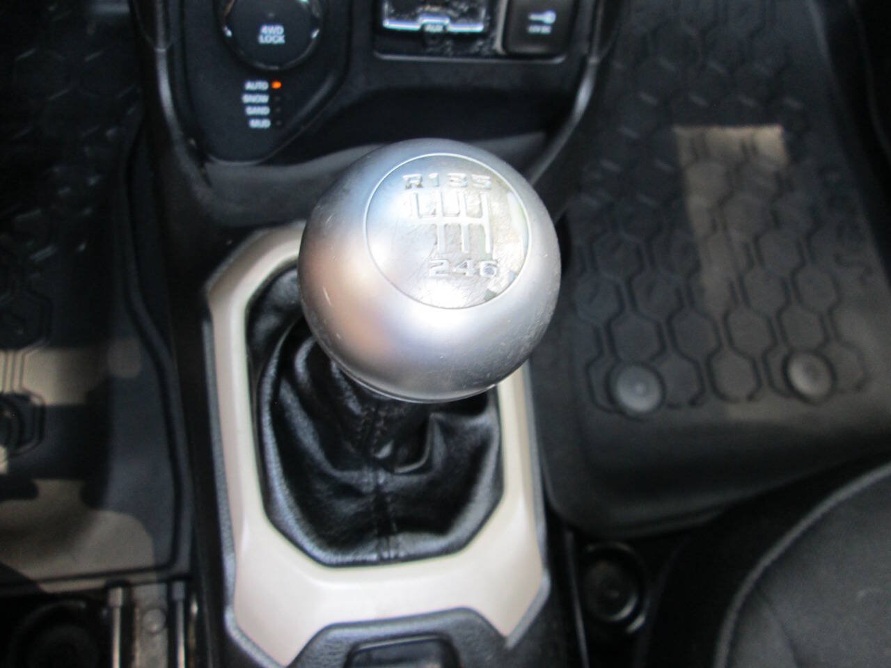 Used 2015 Jeep Renegade Latitude AWD/4WD image 14