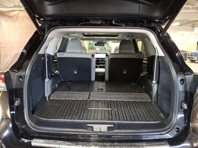 Used 2023 Toyota Highlander Platinum image 28