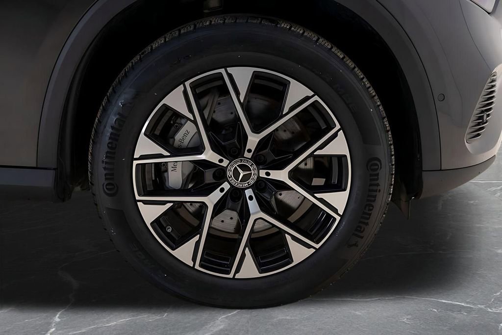 Used 2025 Mercedes-Benz GLC 350e 4MATIC w/ Driver Assistance Package image 46