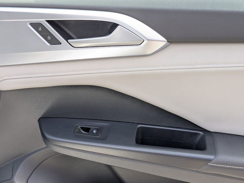 Used 2025 Volkswagen Taos SE image 31