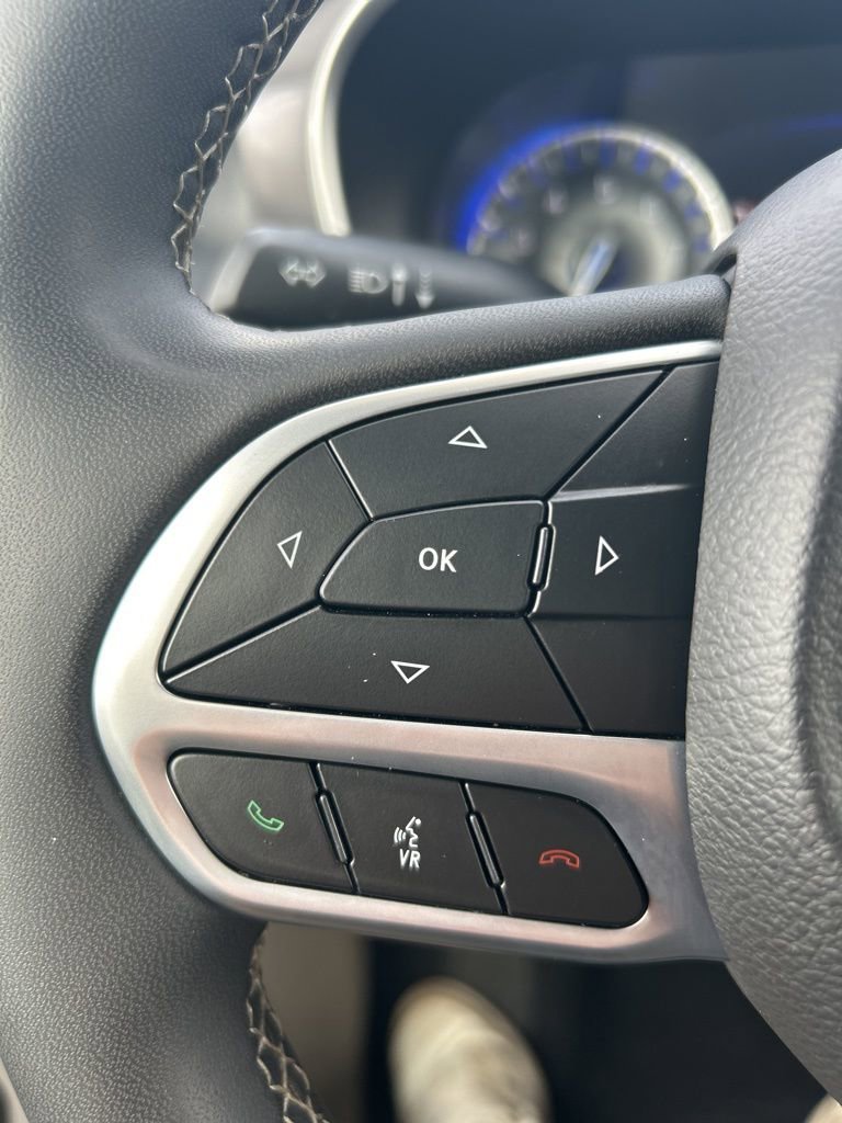 Used 2023 Chrysler Pacifica Touring-L image 32