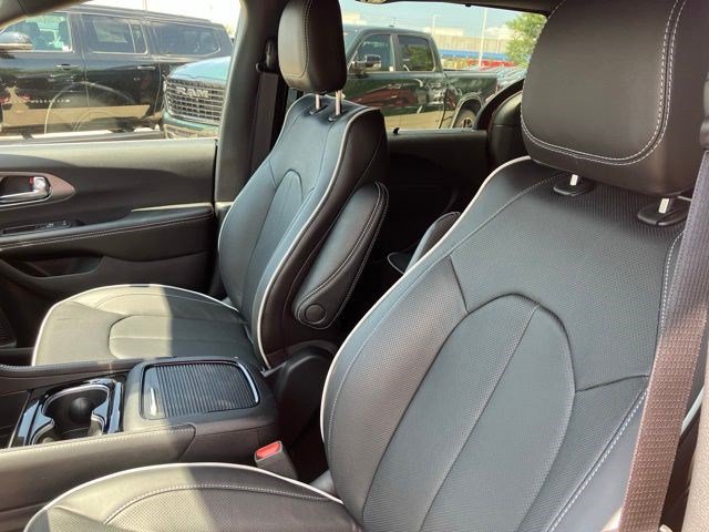 New 2027 Chrysler Pacifica Limited AWD/4WD image 12
