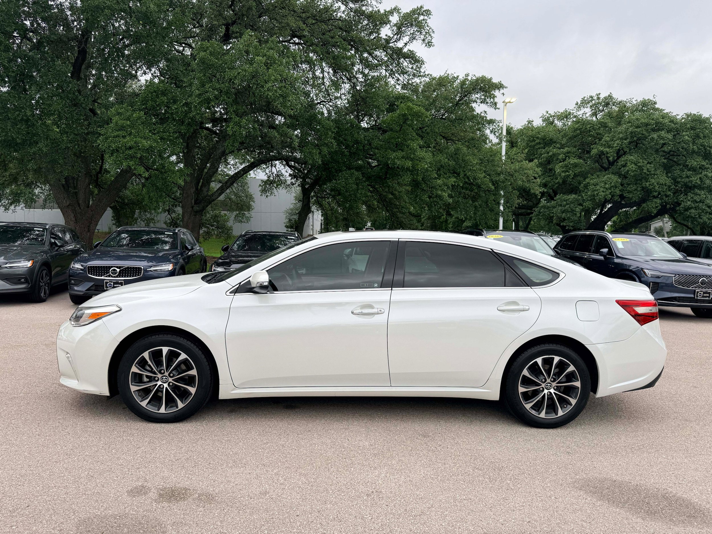 Used 2018 Toyota Avalon XLE Premium FWD image 3