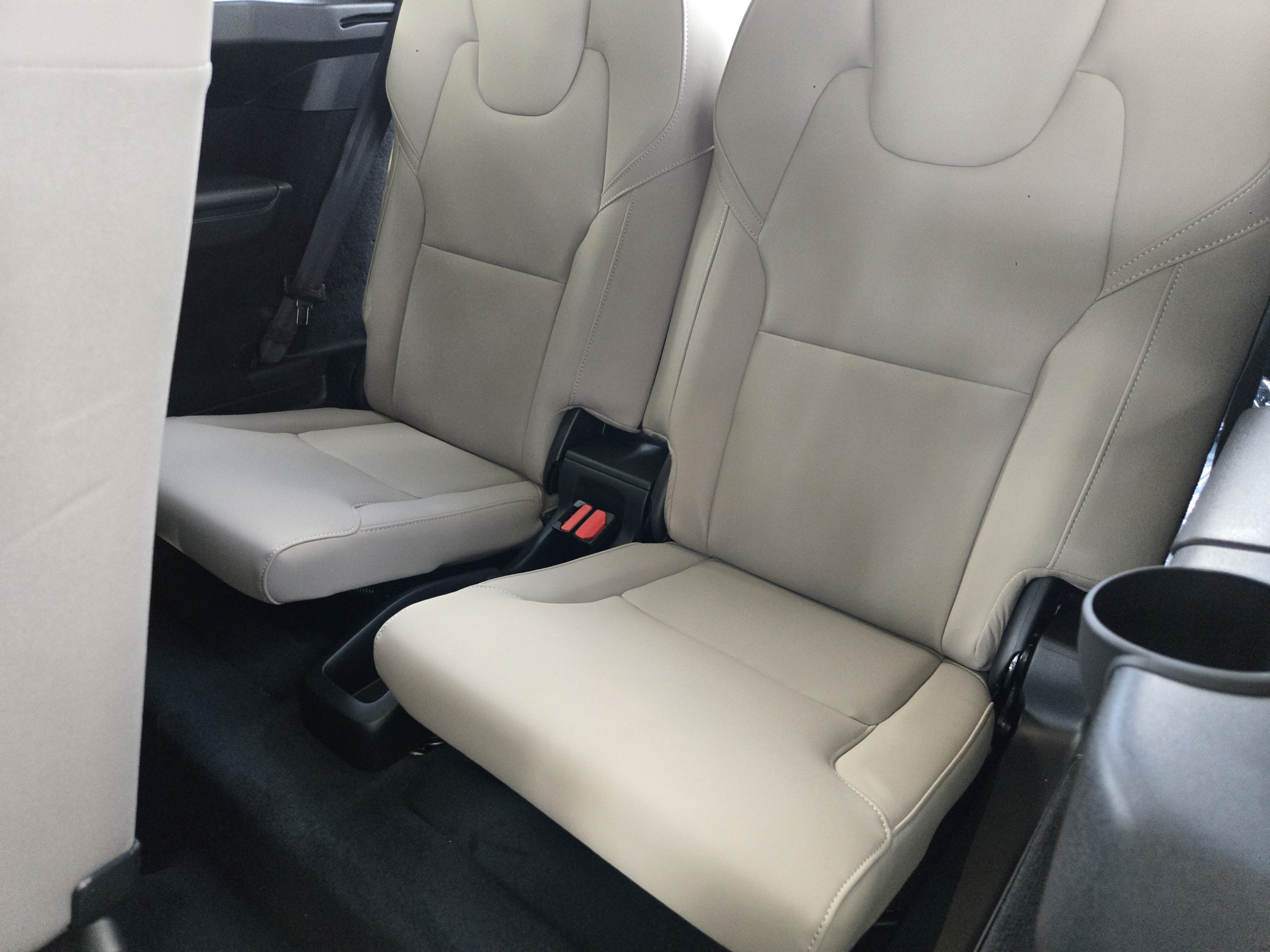 New 2026 Volvo XC90 B5 Plus w/ Protection Package Premier AWD/4WD image 27