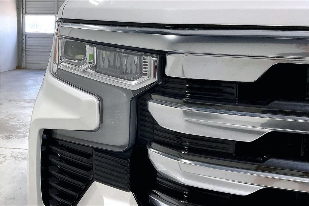 Used 2025 Chevrolet Silverado 1500 High Country AWD/4WD image 37