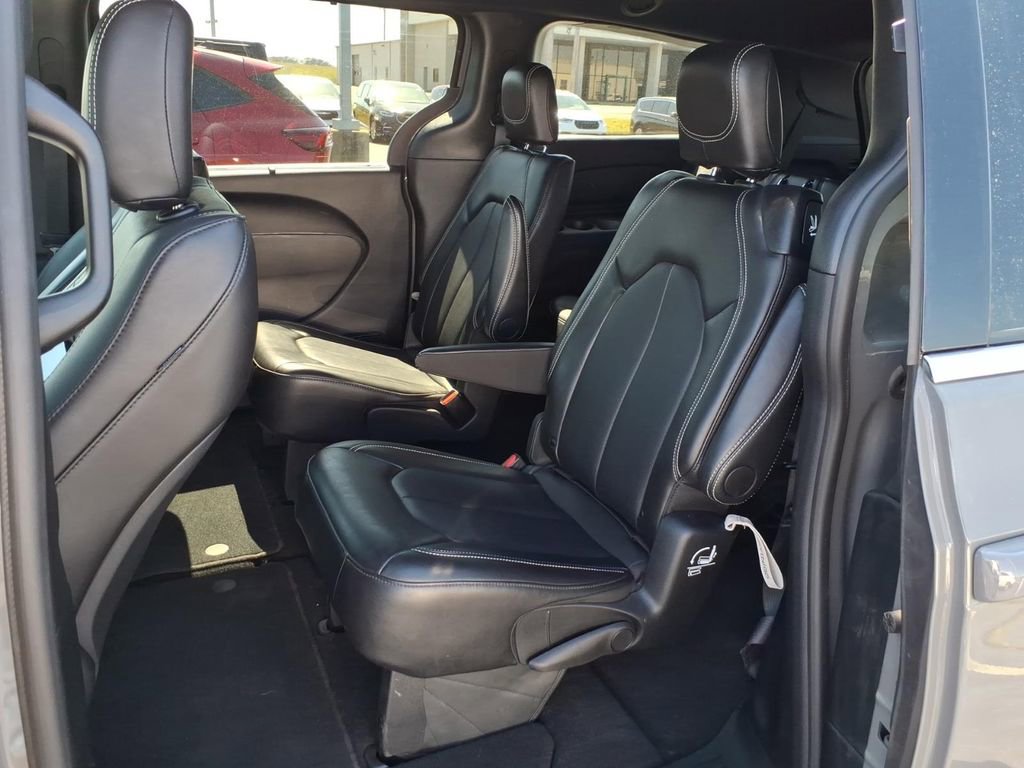 Used 2025 Chrysler Pacifica Select image 8