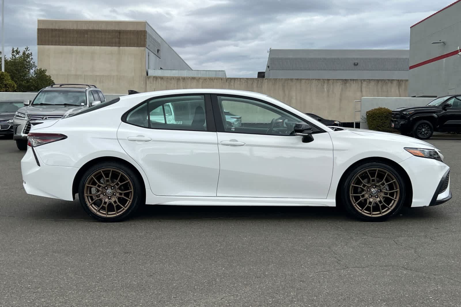 Used 2023 Toyota Camry SE FWD image 6