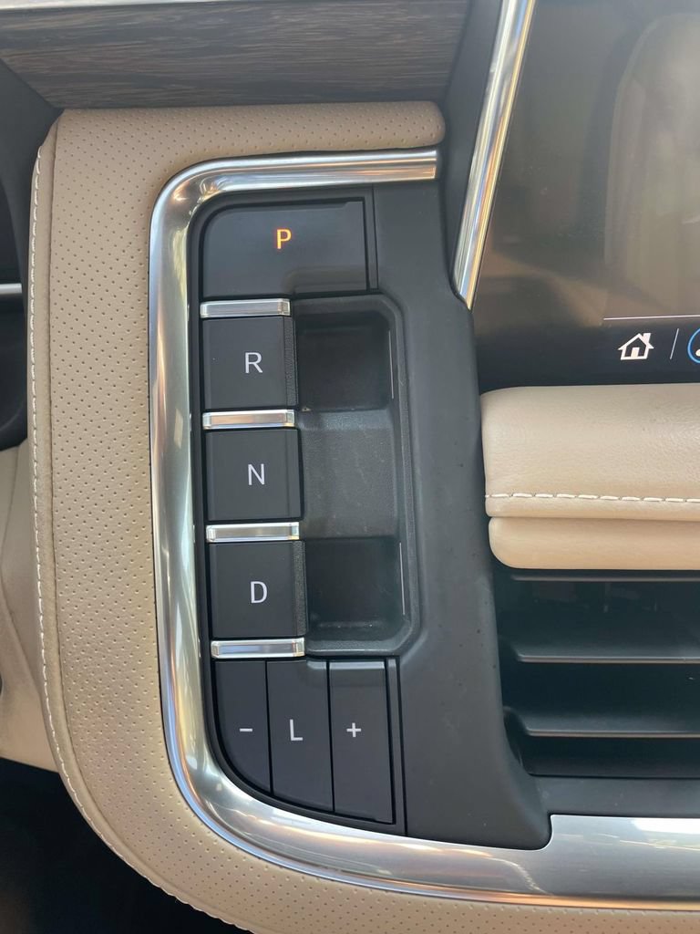 Used 2021 Chevrolet Tahoe Premier w/ Premium Package AWD/4WD image 33