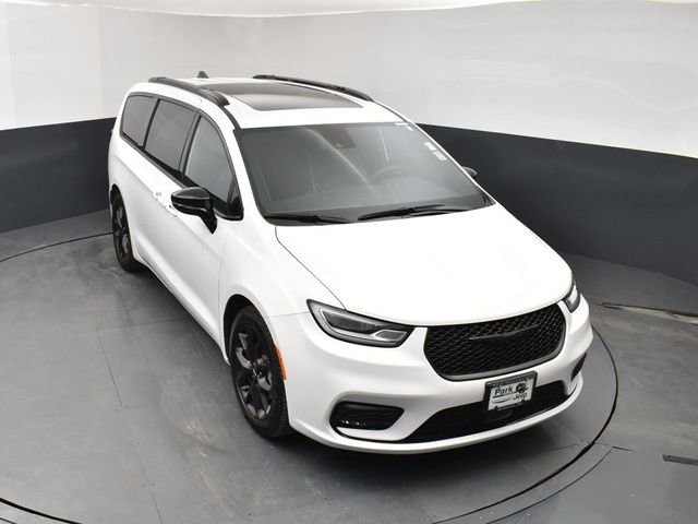 Used 2024 Chrysler Pacifica Limited w/ Uconnect Theater Family Group image 13