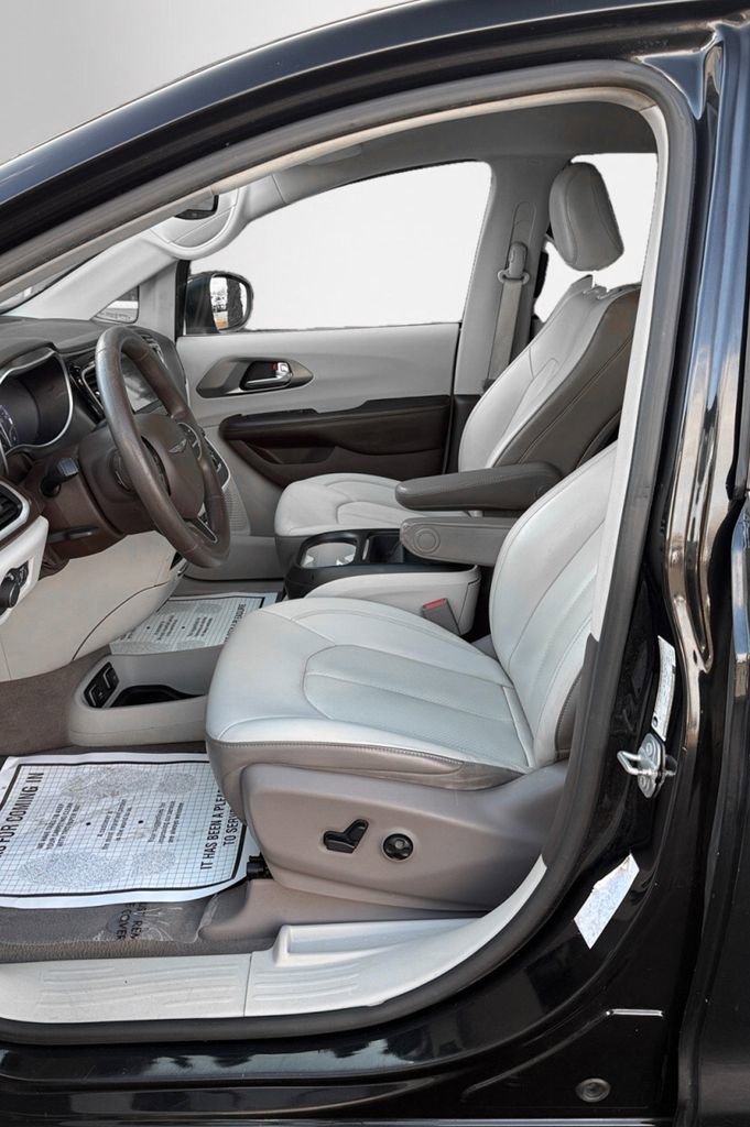 Used 2020 Chrysler Voyager Lxi image 12