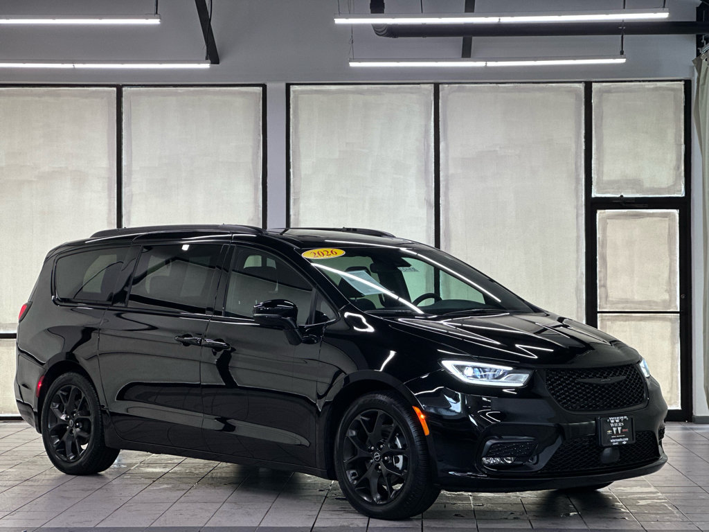 Used 2026 Chrysler Pacifica Limited w/ S Appearance Package FWD image 1