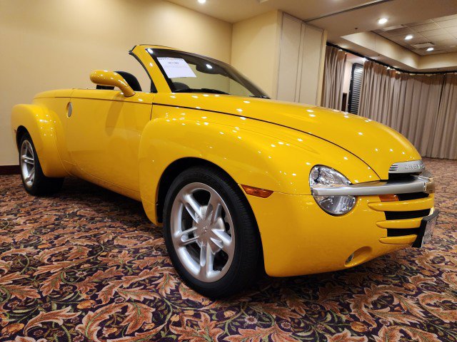 Used 2003 Chevrolet SSR w/ Preferred Equipment Group RWD image 9